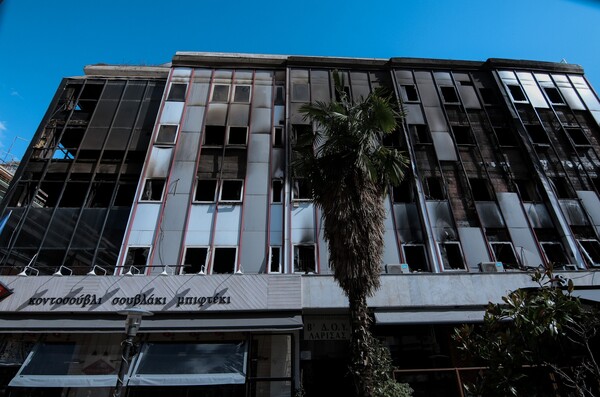 Με εντατικούς ρυθμούς η αποκατάσταση της λειτουργίας της ΔΟΥ Β’ Λάρισας μετά την πυρκαγιά