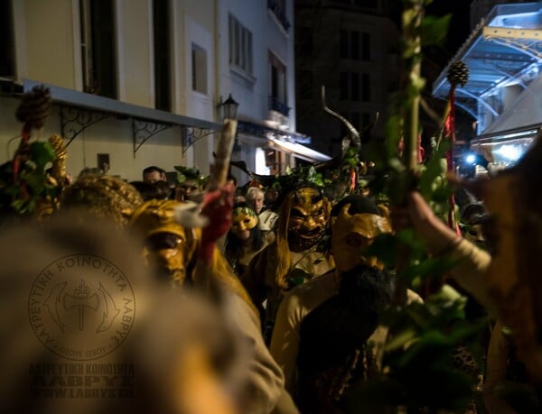 Σάτυροι, μαινάδες και Βακχίδες έκαναν παρέλαση με έναν τεράστιο φαλλό στο ιστορικό κέντρο της Αθήνας