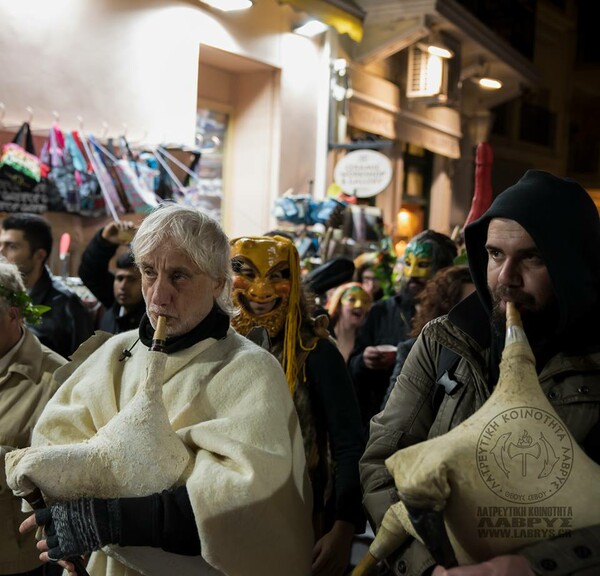 Σάτυροι, μαινάδες και Βακχίδες έκαναν παρέλαση με έναν τεράστιο φαλλό στο ιστορικό κέντρο της Αθήνας