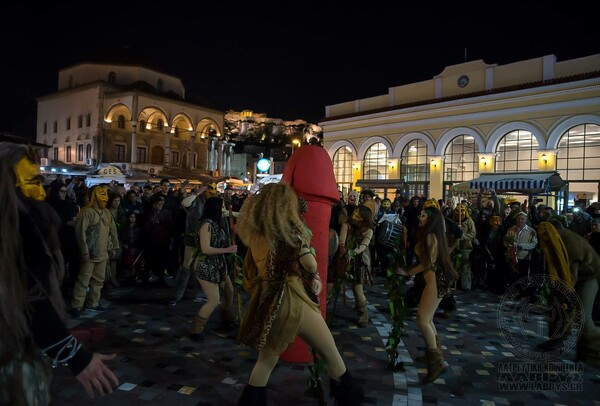 Σάτυροι, μαινάδες και Βακχίδες έκαναν παρέλαση με έναν τεράστιο φαλλό στο ιστορικό κέντρο της Αθήνας