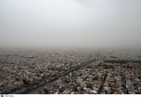 Αποπνικτική η ατμόσφαιρα στην Αττική και την Κρήτη - Φωτογραφίες από την επέλαση αφρικανικής σκόνης