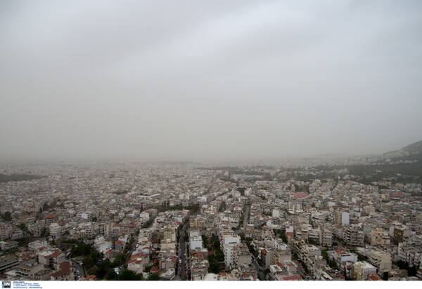 Αποπνικτική η ατμόσφαιρα στην Αττική και την Κρήτη - Φωτογραφίες από την επέλαση αφρικανικής σκόνης