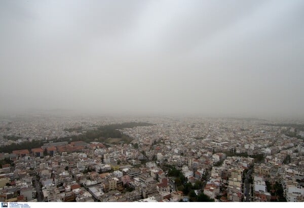 Αποπνικτική η ατμόσφαιρα στην Αττική και την Κρήτη - Φωτογραφίες από την επέλαση αφρικανικής σκόνης