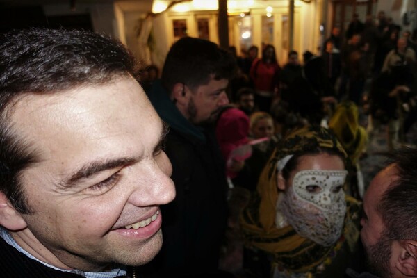 Φωτογραφίες: Ο Αλέξης Τσίπρας διασκεδάζει στο καρναβάλι της Σκύρου