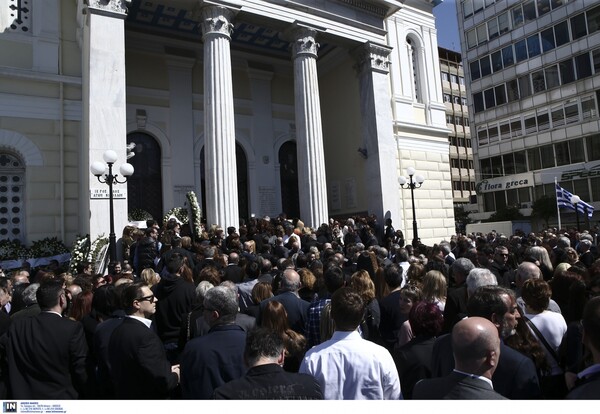 Πλήθος κόσμου στην κηδεία του Στέλιου Σκλαβενίτη - Εργαζόμενοι των σούπερ μάρκετ, φίλοι, επιχειρηματίες και πολιτικοί στο τελευταίο αντίο