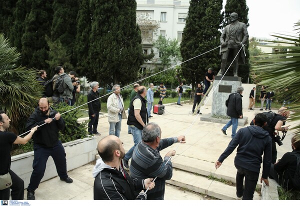 Καρέ-καρέ πώς προσπάθησαν ακόμη και με τροχό να γκρεμίσουν το άγαλμα του Τρούμαν