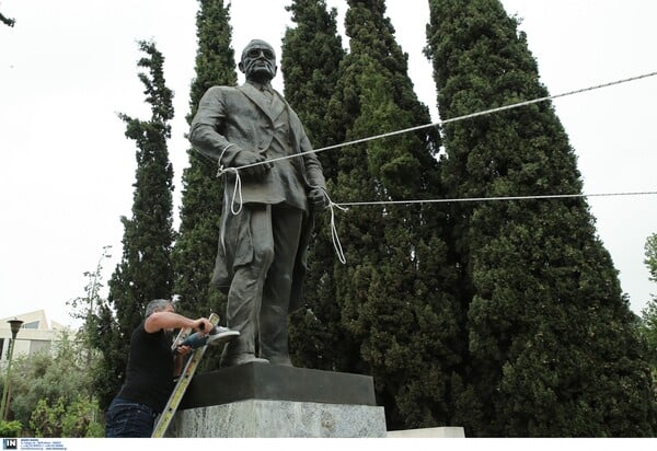 Καρέ-καρέ πώς προσπάθησαν ακόμη και με τροχό να γκρεμίσουν το άγαλμα του Τρούμαν