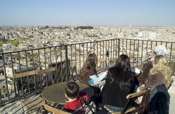 Μια Ελληνίδα επιστρέφει σπίτι της στο βομβαρδισμένο Χαλέπι