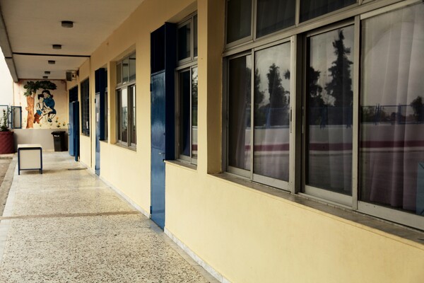 Aνήλικοι με σιδερογροθιές και λοστούς προσπάθησαν να εισβάλουν σε σχολείο στο Μενίδι