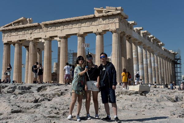 Guardian: Σε επίπεδα ρεκόρ ο τουρισμός στην Ελλάδα, αλλά το αντέχει η χώρα;