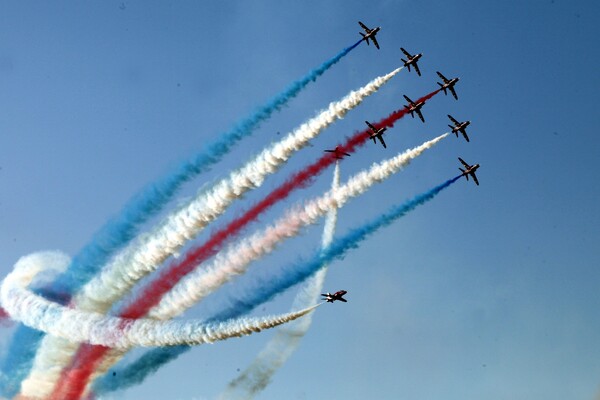 Αεροπορική επίδειξη από Μιραζ 2000-5 και Red Arrows στον Φλοίσβο για τον Κάρολο