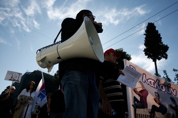 Επίσχεση εργασίας και συγκέντρωση διαμαρτυρίας από τους συμβασιούχους στις υπηρεσίες ασύλου