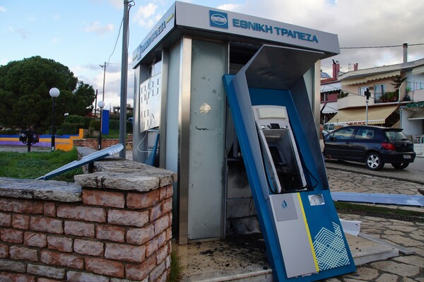 Απροστάτευτα ΑΤΜ: Οι αριθμοί, η εξάρθρωση και οι ασύλληπτοι δράστες που έχουν ανατινάξει δεκάδες μηχανήματα