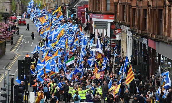 Χιλιάδες άνθρωποι στους δρόμους της Γλασκώβης διαδήλωσαν υπέρ της ανεξαρτησίας της Σκωτίας