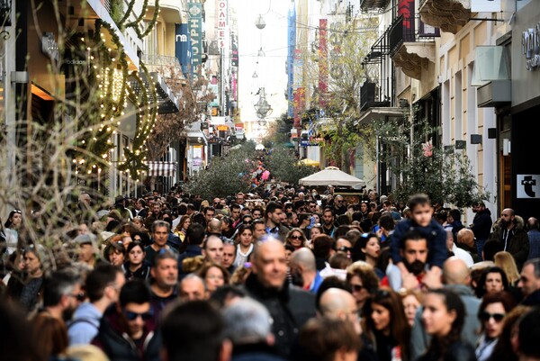Σε χριστουγεννιάτικους ρυθμούς η αγορά με ανοιχτά καταστήματα πριν τα Χριστούγεννα