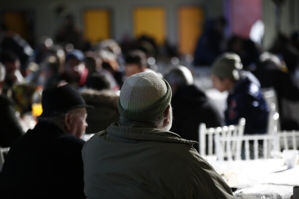 Χριστουγεννιάτικο γεύμα σε απόρους από τον Δήμο Αθηναίων