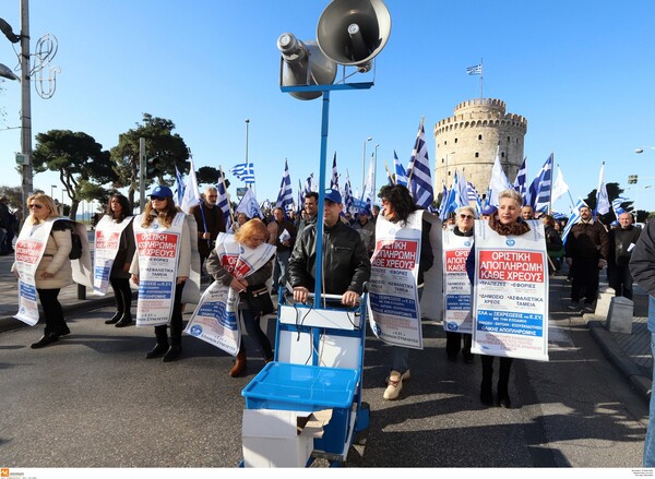 Λένε πως ο Σώρρας κυκλοφορεί μεταμφιεσμένος σε καλόγερο στην Αθήνα, αλλά οι οπαδοί του σήμερα βγήκαν στη Θεσσαλονίκη