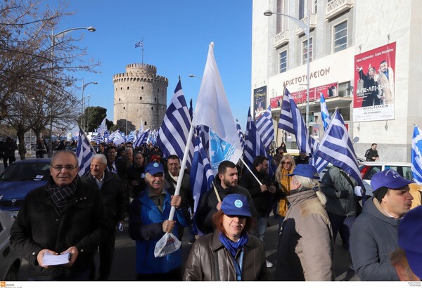 Λένε πως ο Σώρρας κυκλοφορεί μεταμφιεσμένος σε καλόγερο στην Αθήνα, αλλά οι οπαδοί του σήμερα βγήκαν στη Θεσσαλονίκη