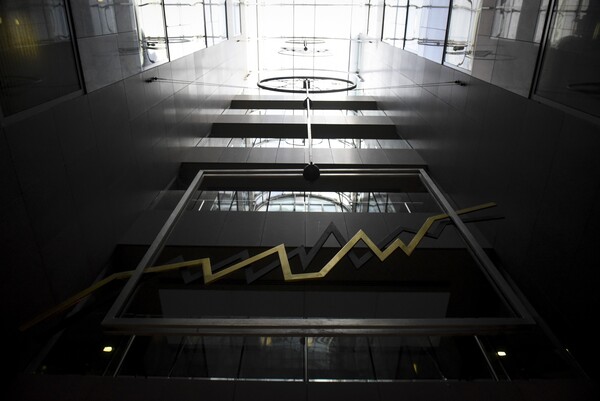Reuters: Η Ελλάδα αναβάλλει μία σημαντική έκδοση ομολόγου λόγω Ιταλίας