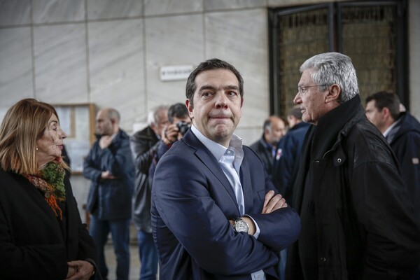 Συντετριμμένος ο Τσίπρας στην κηδεία του Θοδωρή Μιχόπουλου - Πλήθος κόσμου και πολιτικοί στον Α' Νεκροταφείο