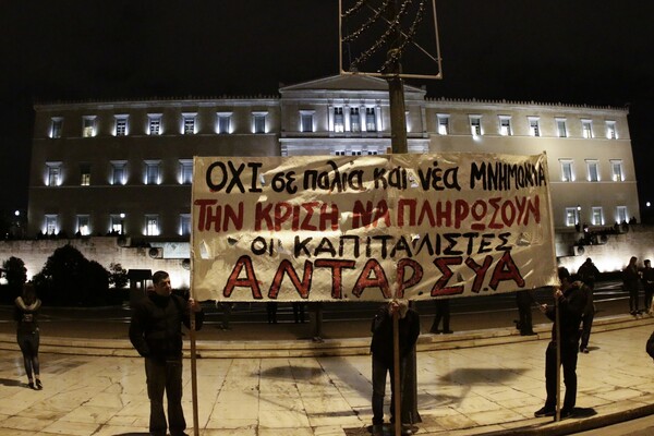 Χιλιάδες κόσμου στα συλλαλητήρια σε Σύνταγμα - Ομόνοια κατά του πολυνομοσχεδίου