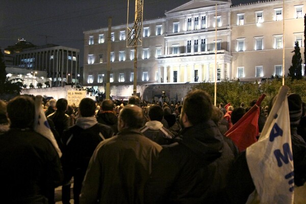 Χιλιάδες κόσμου στα συλλαλητήρια σε Σύνταγμα - Ομόνοια κατά του πολυνομοσχεδίου