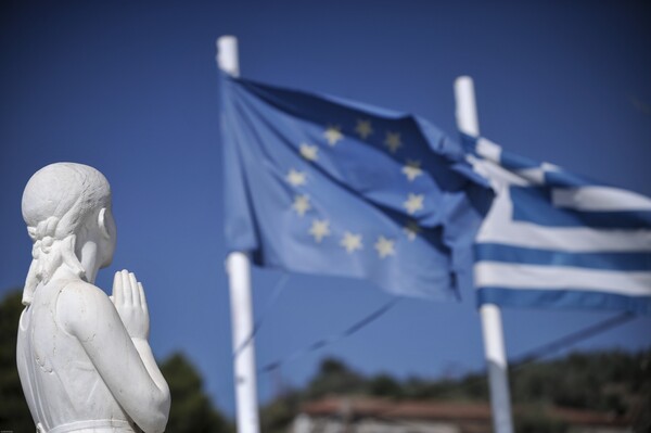 Bloomberg: H Ελλάδα στους πέντε κινδύνους που κρατούν σε επαγρύπνηση την Ε.Ε.