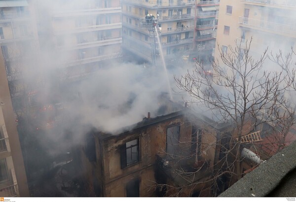 Θεσσαλονίκη: Καταστράφηκε ολοσχερώς από τη φωτιά το κτίριο που τελούσε υπό κατάληψη