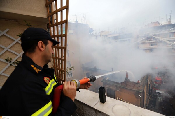 Θεσσαλονίκη: Καταστράφηκε ολοσχερώς από τη φωτιά το κτίριο που τελούσε υπό κατάληψη