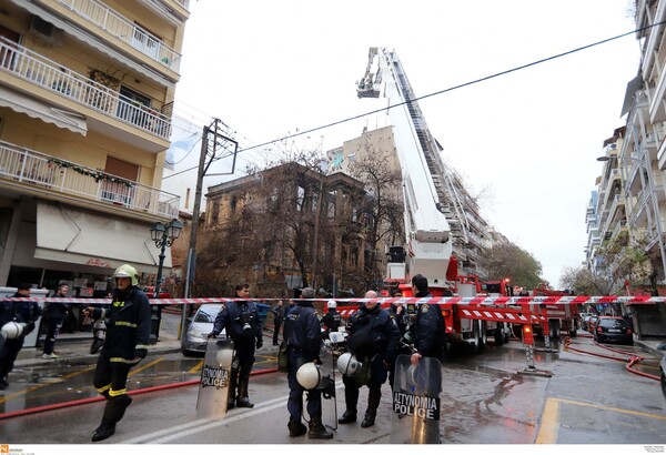 Θεσσαλονίκη: Καταστράφηκε ολοσχερώς από τη φωτιά το κτίριο που τελούσε υπό κατάληψη