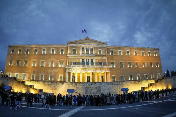 Η Βουλή φωταγωγήθηκε για την Παγκόσμια Ημέρα κατά του Καρκίνου