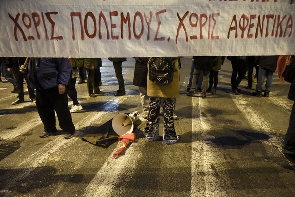 Πορεία αντιεξουσιαστών και συγκέντρωση της Χρυσής Αυγής στο κέντρο της Αθήνας