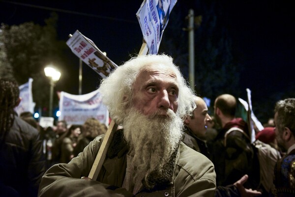 Πορεία αντιεξουσιαστών και συγκέντρωση της Χρυσής Αυγής στο κέντρο της Αθήνας