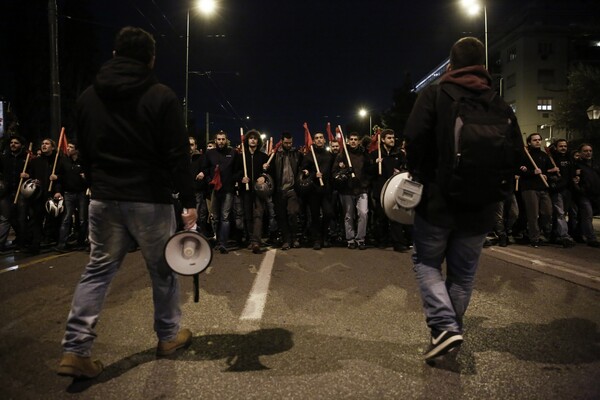 Πορεία αντιεξουσιαστών και συγκέντρωση της Χρυσής Αυγής στο κέντρο της Αθήνας