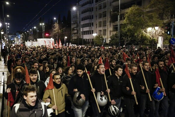 Πορεία αντιεξουσιαστών και συγκέντρωση της Χρυσής Αυγής στο κέντρο της Αθήνας