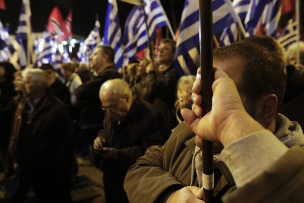 Πορεία αντιεξουσιαστών και συγκέντρωση της Χρυσής Αυγής στο κέντρο της Αθήνας