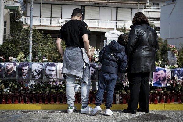 Συγγενείς, φίλοι και θαυμαστές θυμούνται σήμερα τον Παντελή Παντελίδη στο σημείο που σκοτώθηκε πριν από δύο χρόνια