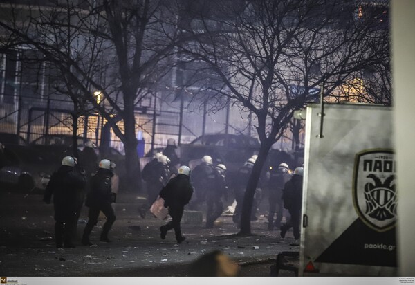 Συνελήφθη ο οπαδός του ΠΑΟΚ που πέταξε τη χαρτοταινία στον Γκαρθία