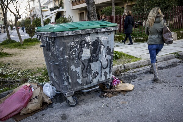 Στη φυλακή η γιαγιά του μωρού που βρέθηκε νεκρό σε σκουπίδια - Κατ' οίκον περιορισμός για τη μητέρα