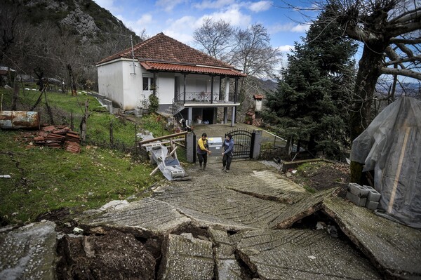 Θλιβερές εικόνες από το ξεσπίτωμα των κατοίκων στο χωριό των Τρικάλων που ζει με τον τρόμο της κατολίσθησης