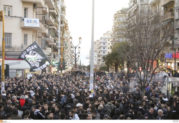 Χιλιάδες οπαδοί του ΠΑΟΚ διαδηλώνουν στη Θεσσαλονίκη