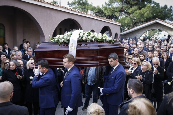 Ο Τσίπρας και πολλά στελέχη της κυβέρνησης στην κηδεία του Βασίλη Μουλόπουλου
