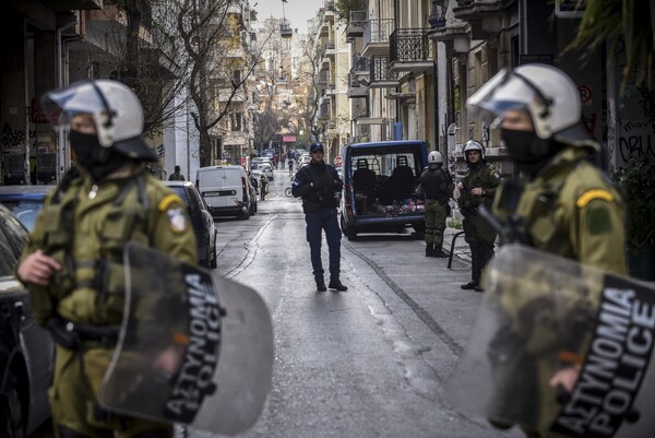 Δώδεκα συλλήψεις μετά από αστυνομική επιχείρηση σε τρεις καταλήψεις