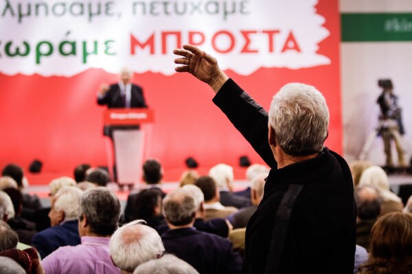 Άγριο γιουχάισμα στον Λεβέντη στο ΣΕΦ - Αποδοκιμάστηκε στο συνέδριο του Κινήματος Αλλαγής και έφυγε από το βήμα
