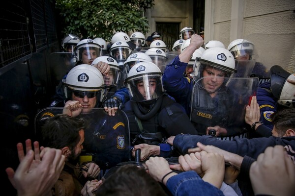 Ένταση και χημικά στη συγκέντρωση έξω από συμβολαιογραφείο στην Αθήνα