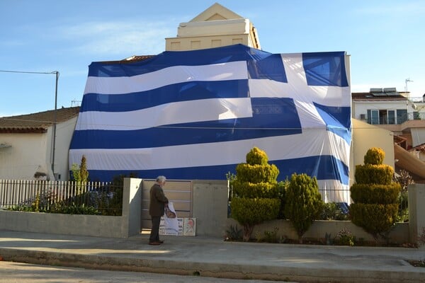 Κάλυψε το σπίτι του με μια πελώρια ελληνική σημαία