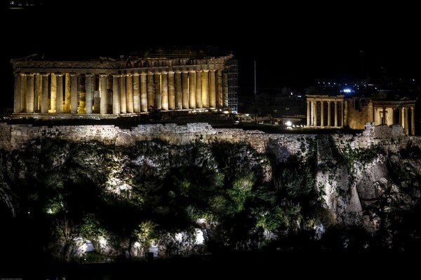 Η Ακρόπολη, η Βουλή και η Στέγη σκοτείνιασαν για την Ώρα της Γης