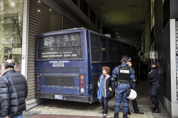 Απίστευτη πατέντα - Έβαλαν κλούβα στη στοά της Πανεπιστημίου για να εμποδίσουν τους διαδηλωτές