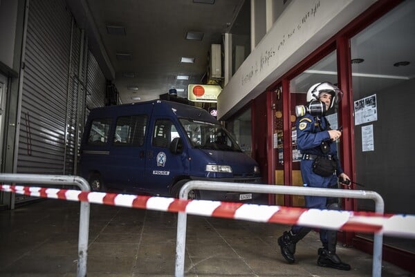 Απίστευτη πατέντα - Έβαλαν κλούβα στη στοά της Πανεπιστημίου για να εμποδίσουν τους διαδηλωτές