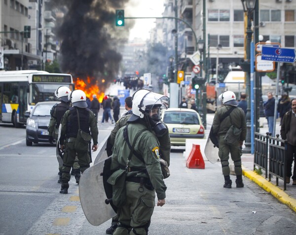 Σοβαρά επεισόδια στον Πειραιά - Οπαδοί του Ολυμπιακού συγκρούστηκαν με την Αστυνομία